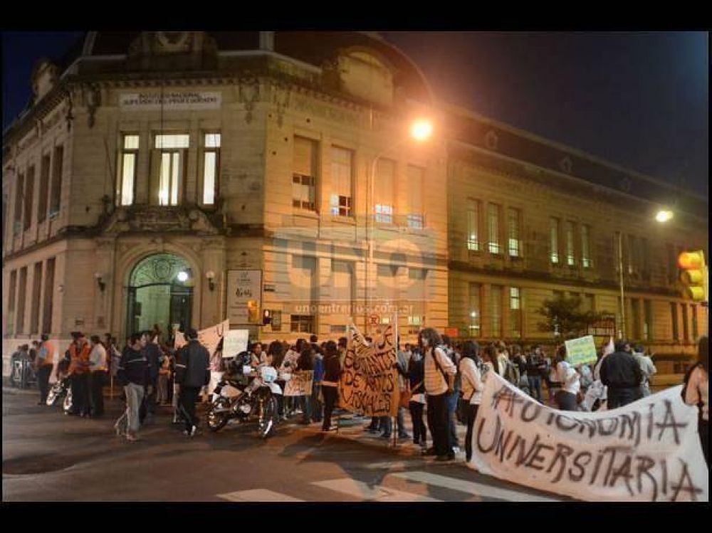 Estudiantes de la Uader tomaron el edificio de la Escuela Normal