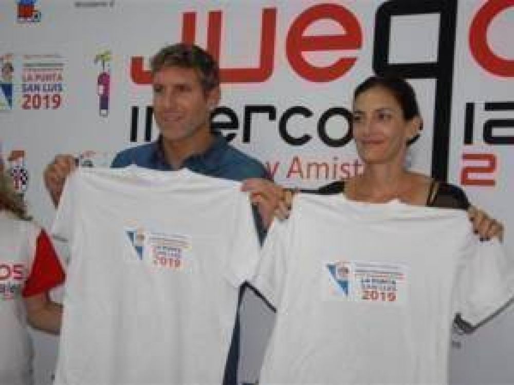 Mart�n Palermo y Luciana Aymar abrieron los Juegos Intercolegiales 2012