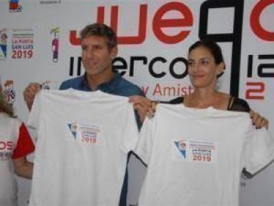 Mart�n Palermo y Luciana Aymar abrieron los Juegos Intercolegiales 2012