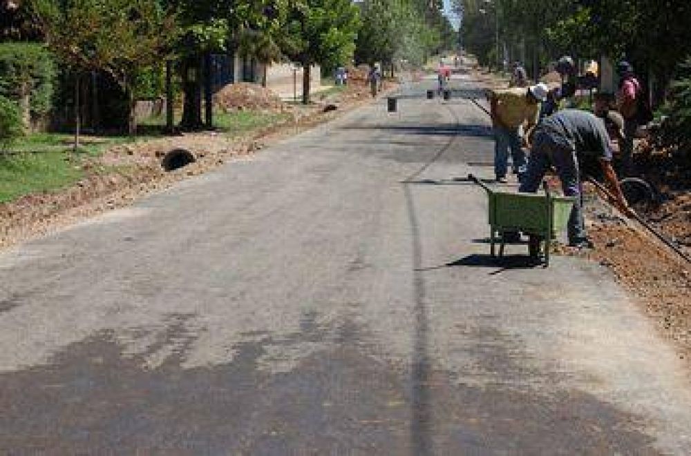 Obra p�blica  El Municipio extiende el asfalto hasta una escuela de Derqui