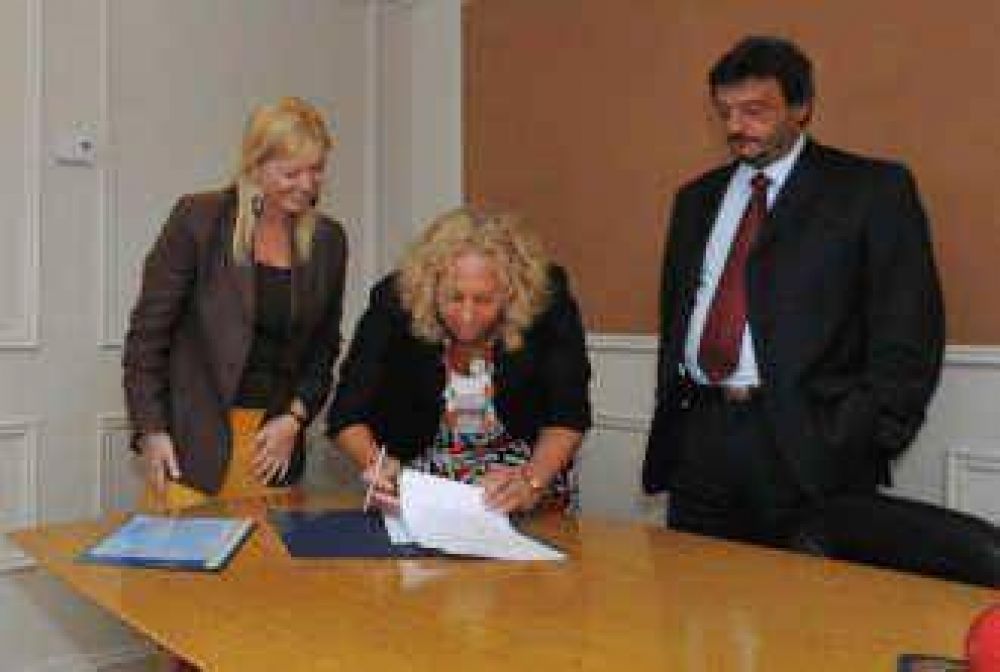 Se firm� el acta de transferencia La Provincia prestar� los servicios de agua y cloacas en Campana