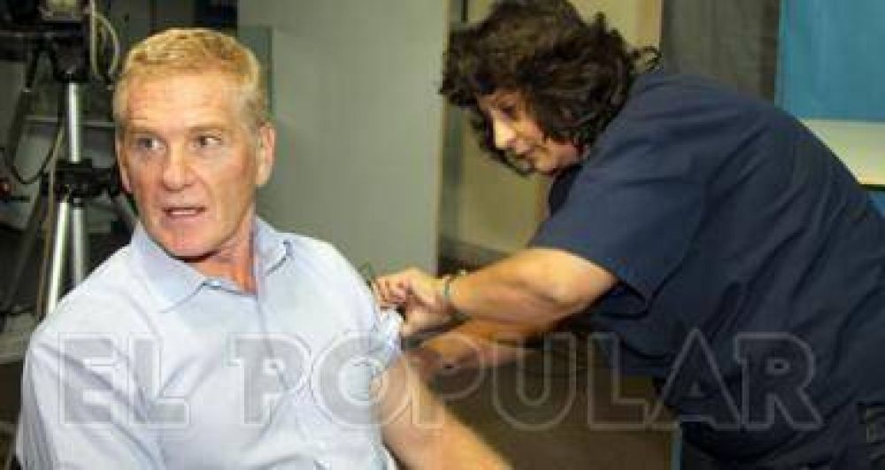 De Narv�ez se vacun� contra la gripe en Olavarr�a