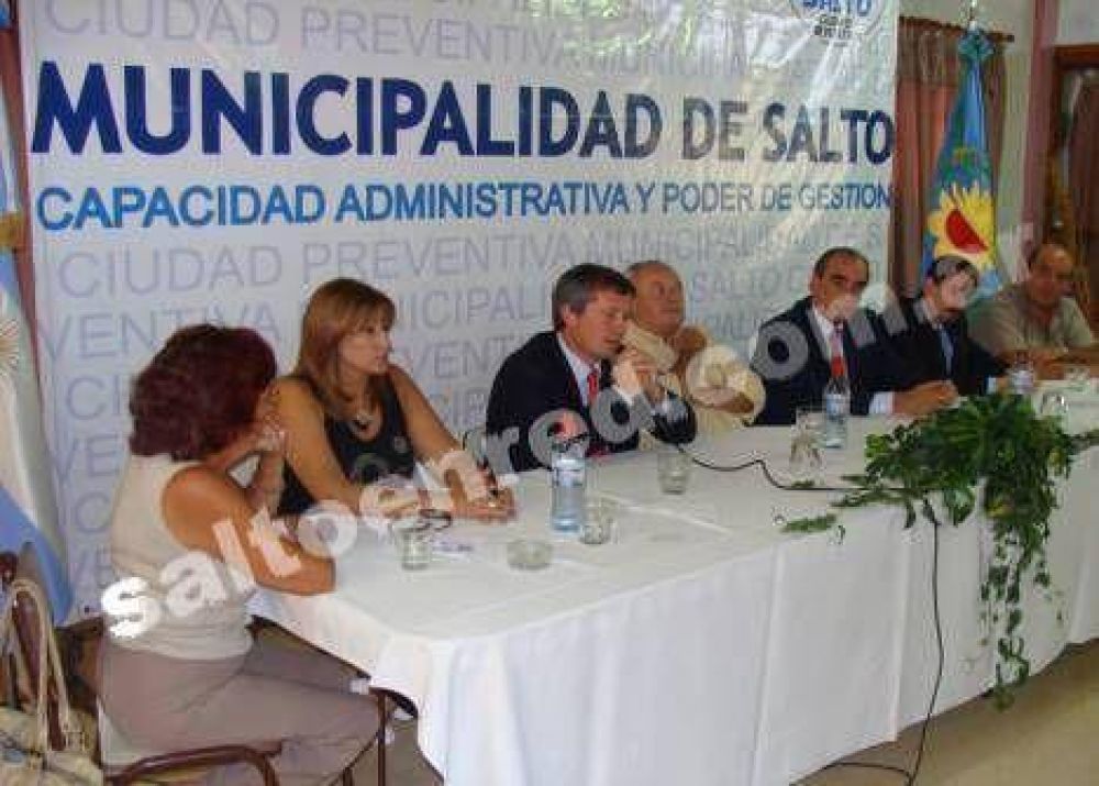 Sigue el malestar de los vecinos por a�n no poder contar con este servicio, pero la cuadrilla de reparaci�n de la empresa est� trabajando en la zona. La noticia m�s importante en estos �ltimos momentos es que los postes que estaban ca�dos sobre calle Col�