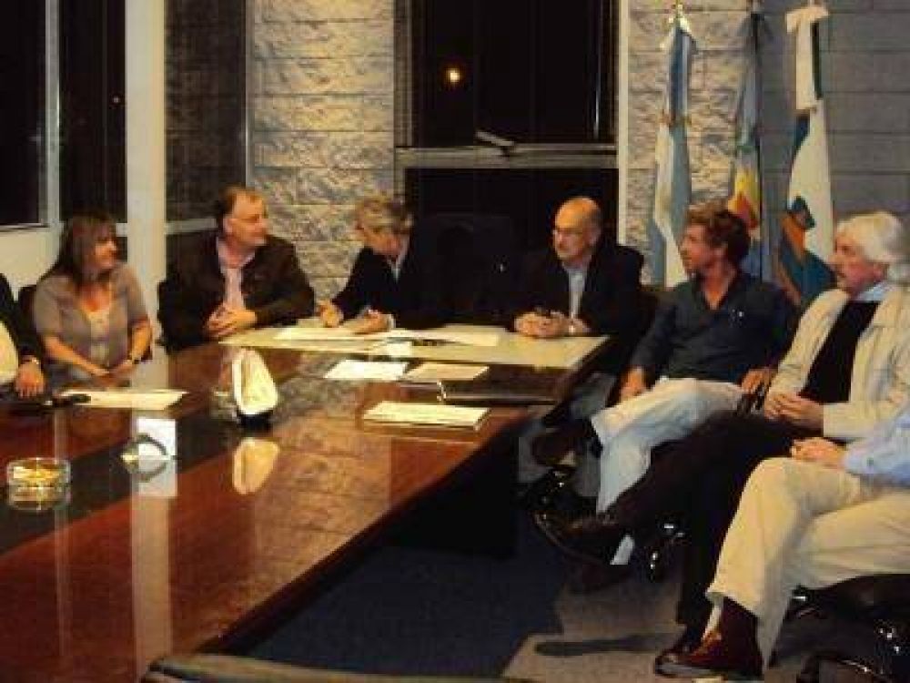 FUNCIONARIO DE LA PROVINCIA VISIT� EL PUERTO LOCAL