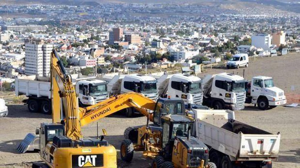 Due�os de camiones paralizan la obra de aterrazamiento del cerro Chenque