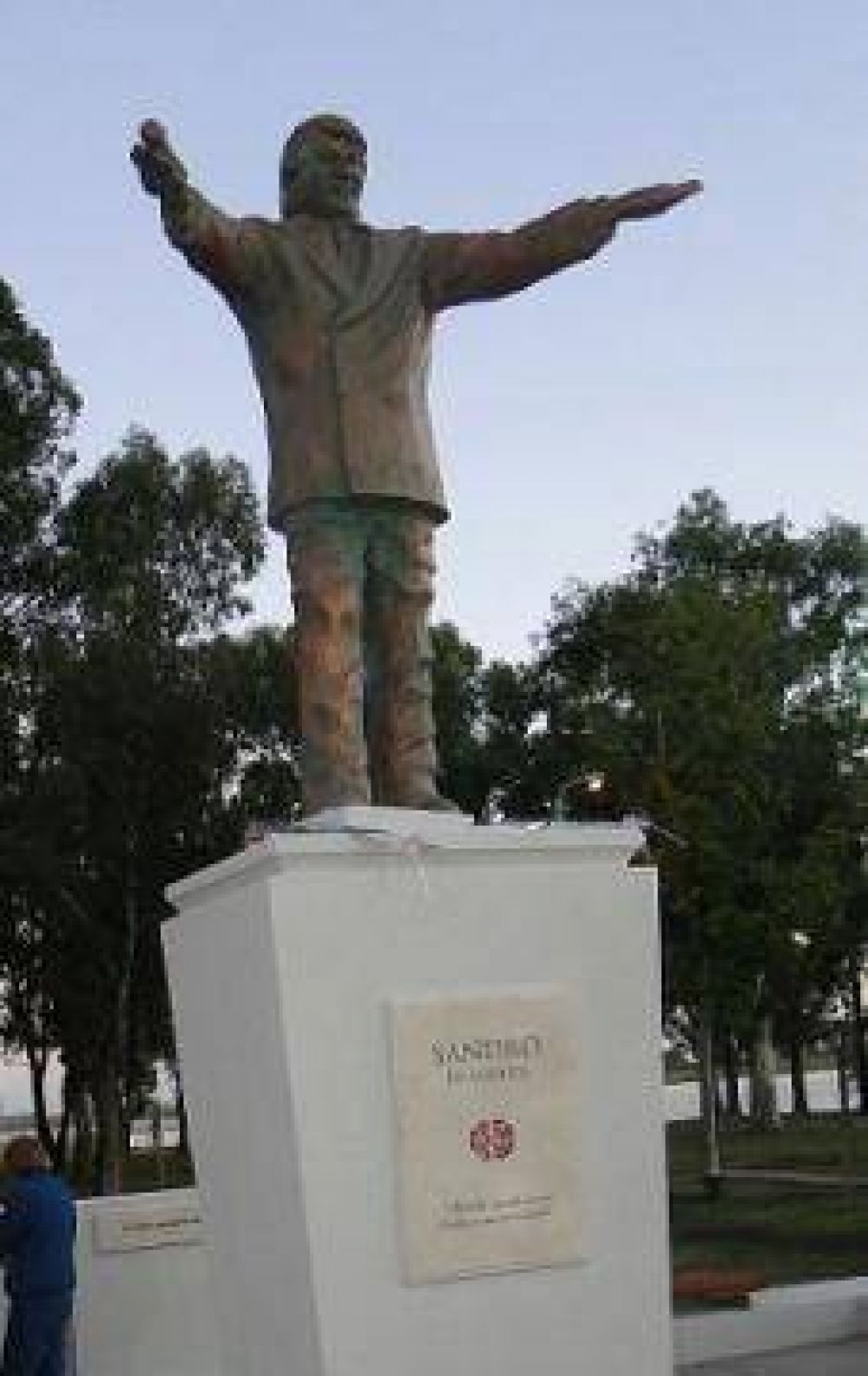 Qued inaugurado el monumento a Sandro en Junn