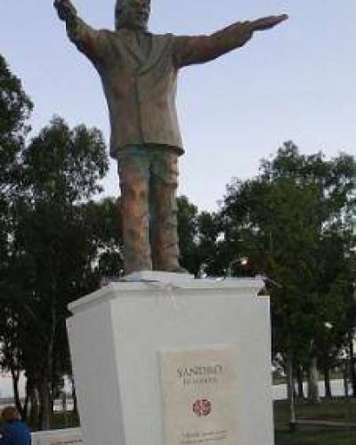 Qued� inaugurado el monumento a Sandro en Jun�n