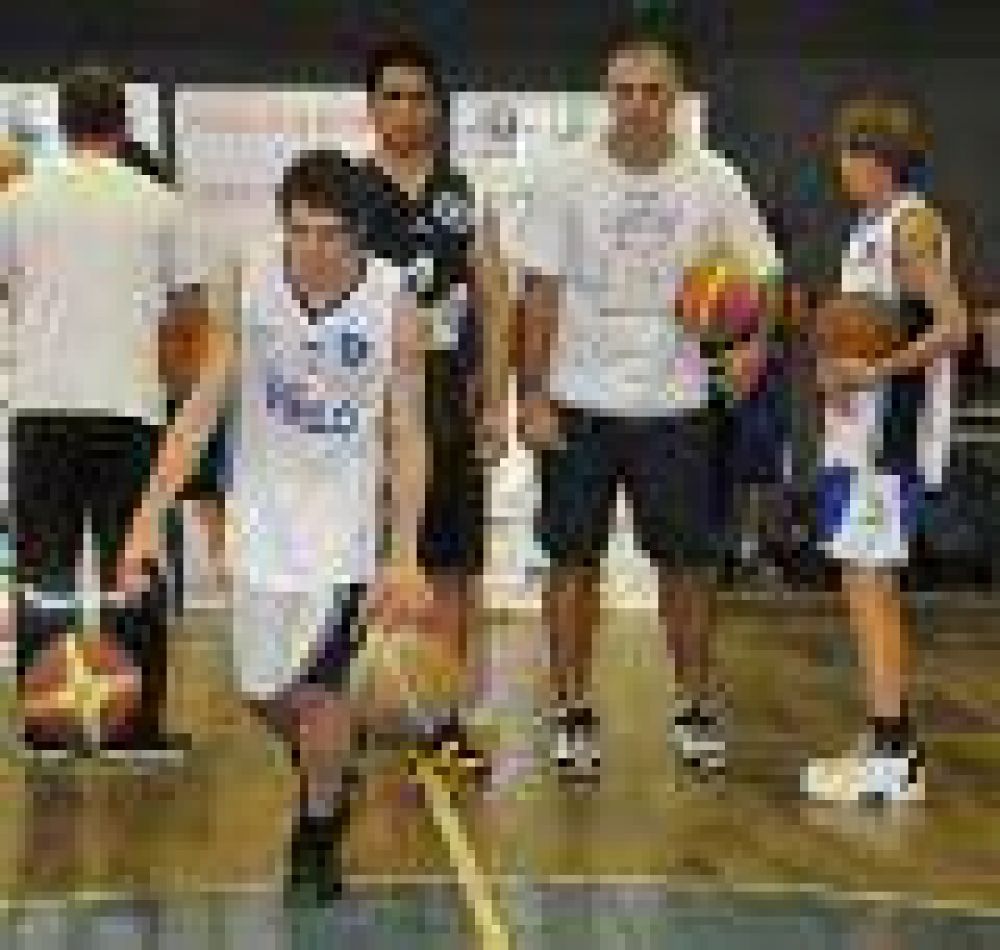 Esteban de la Fuente brind� una cl�nica de b�squet