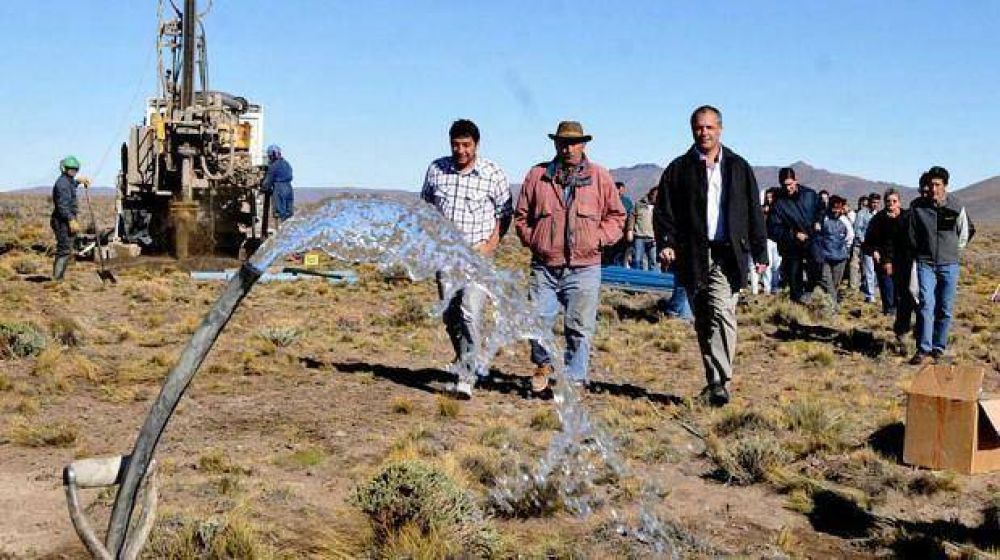 Extraen agua de calidad de un pozo en Aldea Epulef