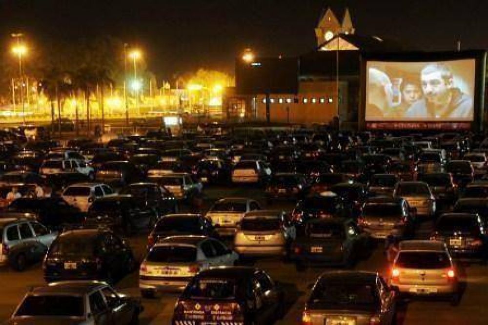 Arranc� el autocine m�vil de Tigre en una noche para el recuerdo 