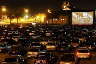 Arranc� el autocine m�vil de Tigre en una noche para el recuerdo 