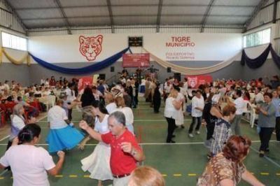 M�s de 1000 abuelos de Tigre disfrutaron un d�a a puro baile 