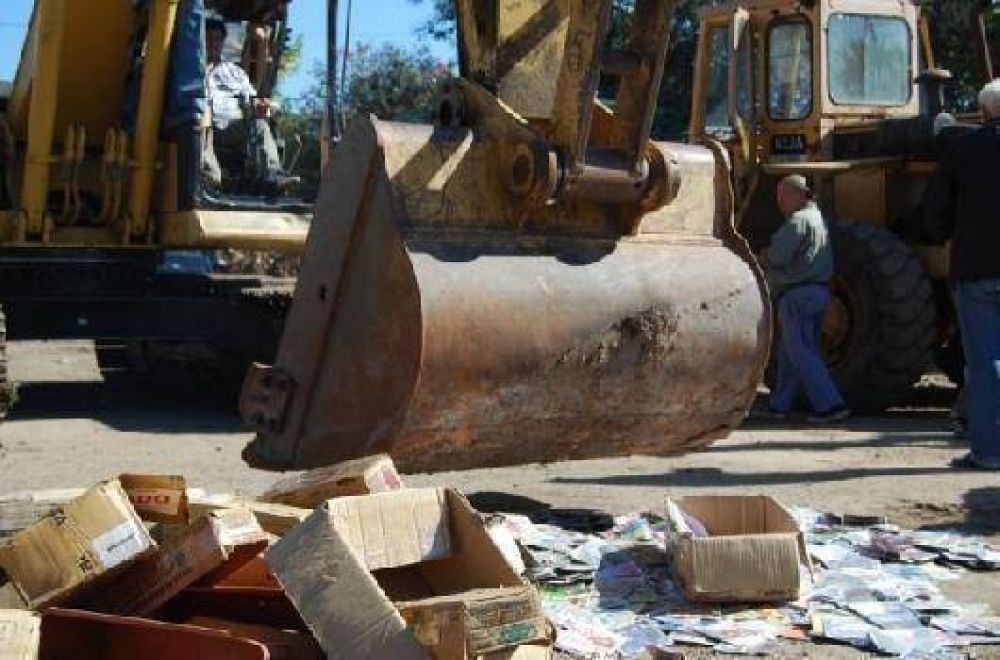 Se destruyeron m�s de cinco mil CDs truchos secuestrados en la v�a p�blica