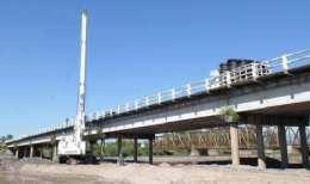 En 60 d�as estar� reparado el puente sobre el r�o Gastona