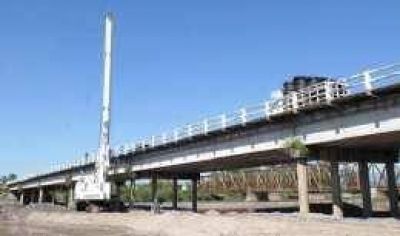 En 60 d�as estar� reparado el puente sobre el r�o Gastona