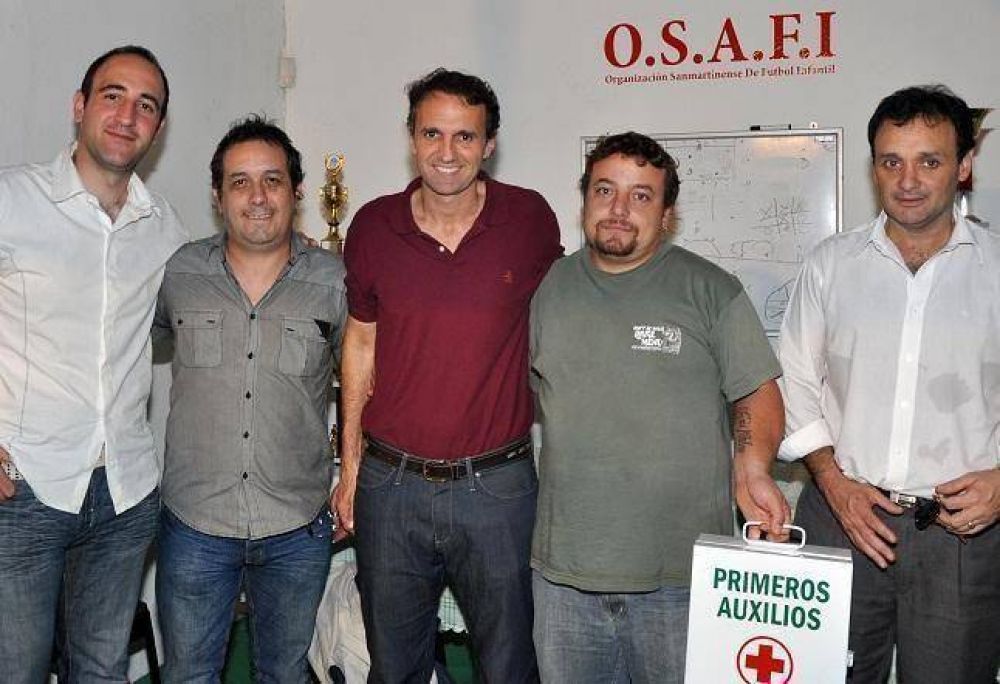 Katopodis entreg� botiquines a los clubes de f�tbol infantil del distrito