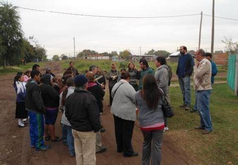 Funcionarios prometieron mejoras tras recorrer los barrios Villa del Parque y Lanusse