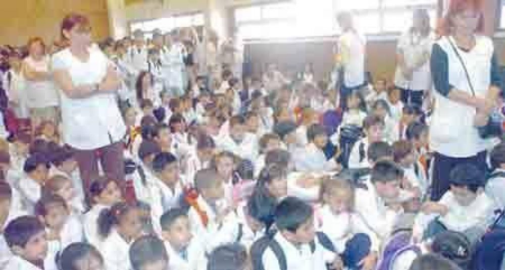 Hoy vuelven los docentes a las escuelas
