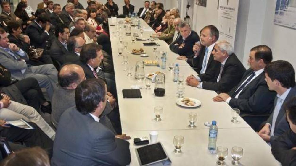 Buzzi presidi� Encuentro Nacional de Mandatarios Municipales