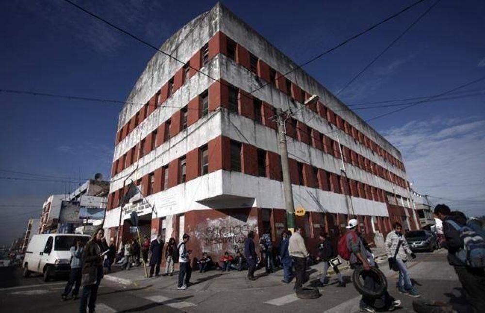 Alumnos de la T�cnica N�1 cortaron la calle para exigir mejoras edilicias
