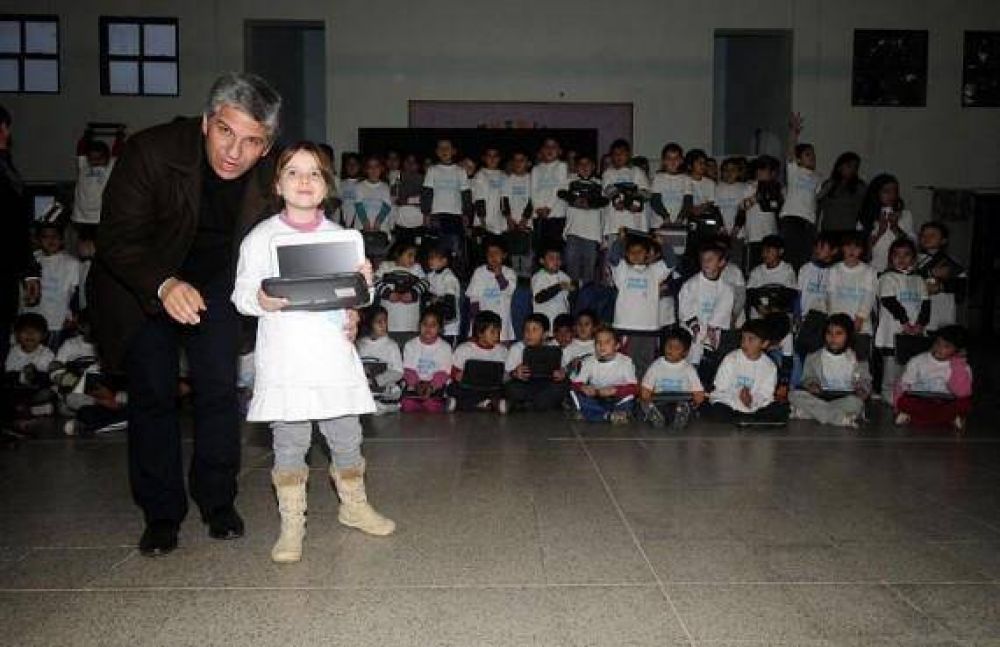 El Gobernador entreg� computadoras a alumnos de Concar�n