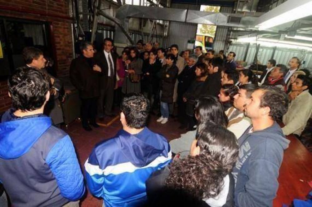 El Gobernador visit� a los trabajadores de Circus y de Textil Concar�n