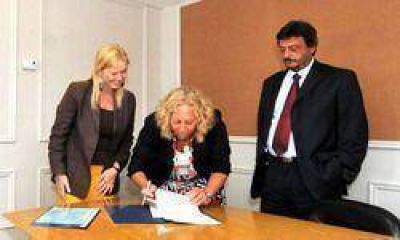 Se firm� ayer el traspaso oficial a Absa del servicio de aguas y cloacas