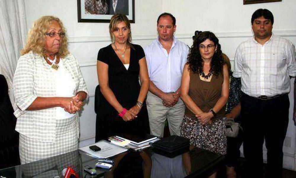 Ayuda a emprendedores: La Intendente entreg� importantes microcr�ditos y pensiones a vecinos de nuestra ciudad