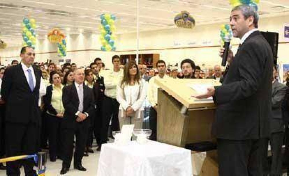 Ferraresi estuvo presente en la inauguraci�n de la tienda �Coppel�