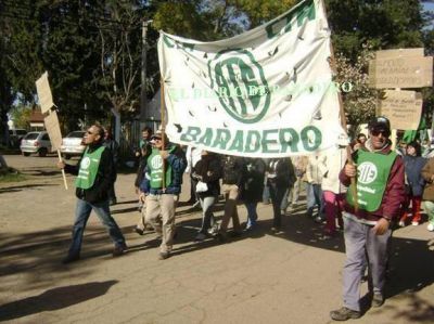 Entre bombas y bombos: Municipales marcharon por las calles en se�al de protesta
