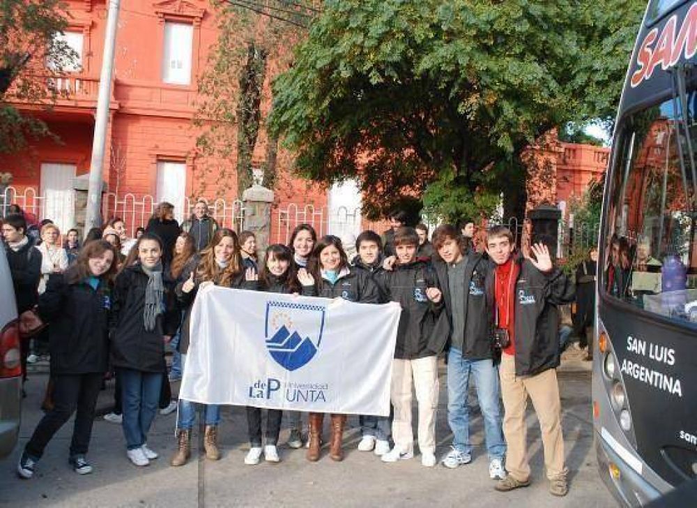 Partieron de San Luis con rumbo a Inglaterra los ganadores de las Olimpiadas del Conocimiento
