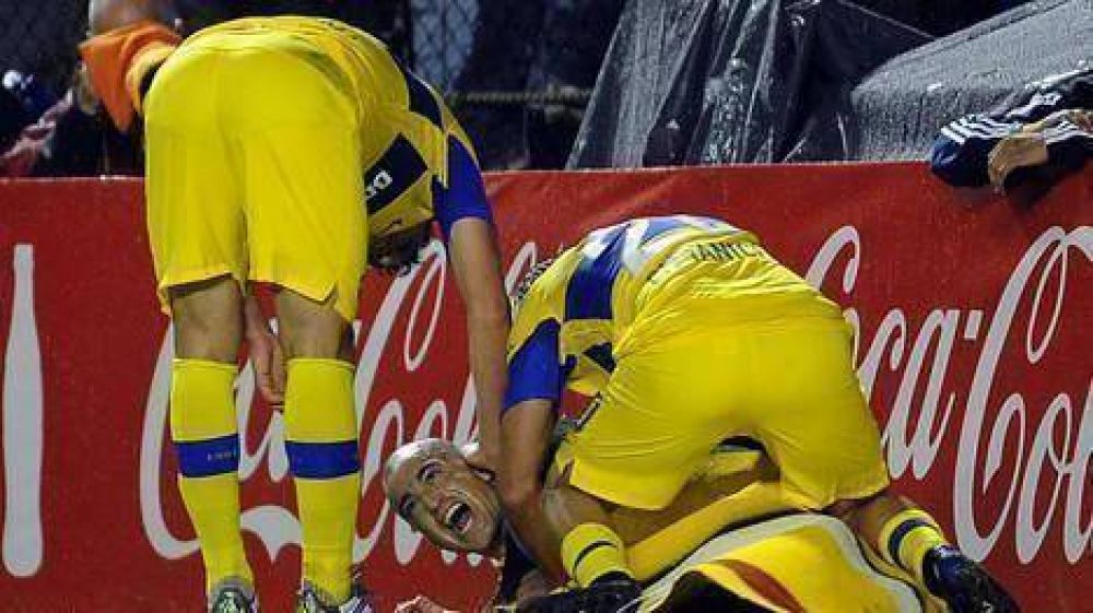 Boca supo aguantar a Col�n para recuperar la punta