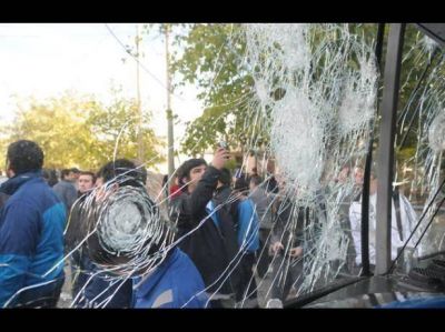 La polic�a de San Juan reprimi� duramente a los tombinos y un hincha perdi� un ojo