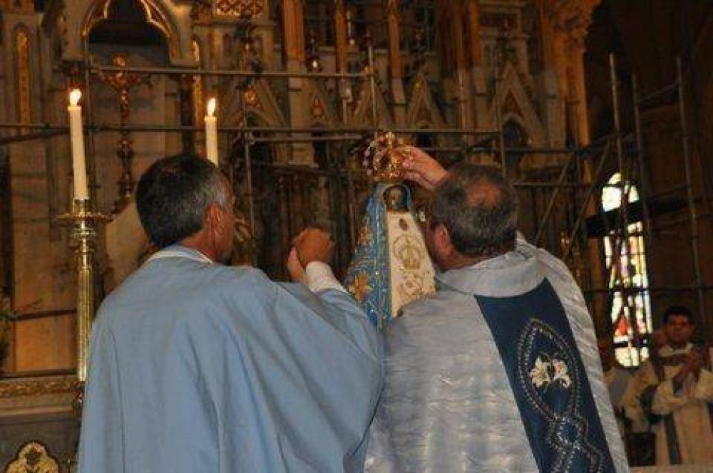 Ante miles de fieles cambiaron el manto de la Virgen de Luj�n
