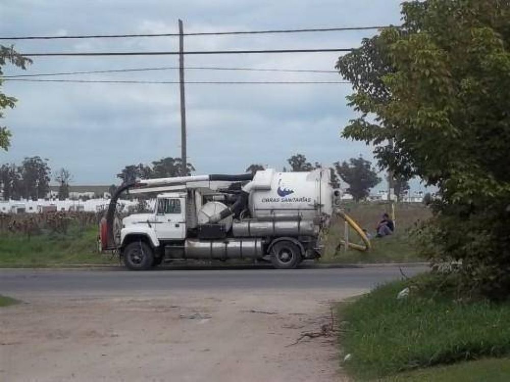 Camiones de OSSE descargan residuos cloacales en un arroyo del barrio Fortunato de la Plaza