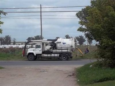 Camiones de OSSE descargan residuos cloacales en un arroyo del barrio Fortunato de la Plaza