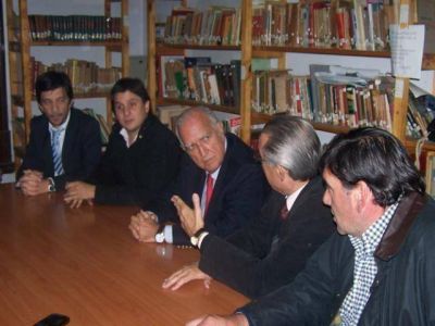 Gil Lavedra junto a radicales locales