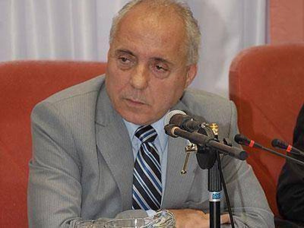 PRESIDENTE PERON: Aprobaron una licencia para Regueiro, Tofanelli asumir� de forma interina