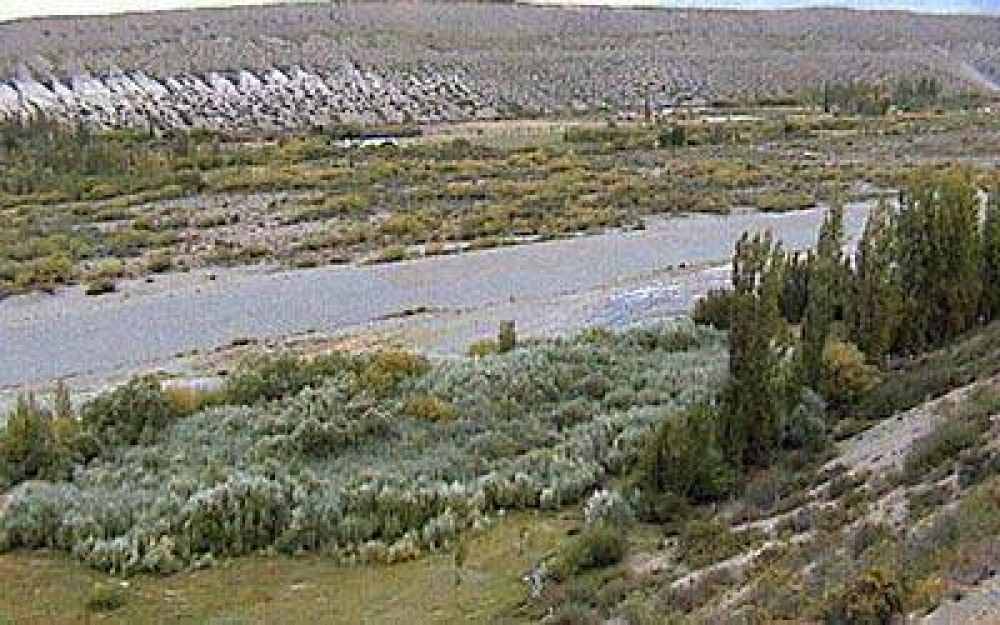 Brusca crecida del r�o Geinimeni puso en alerta a Los Antiguos.