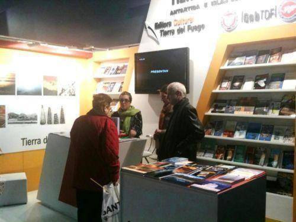 Contin�an las presentaciones de escritores fueguinos en la Feria Internacional del Libro