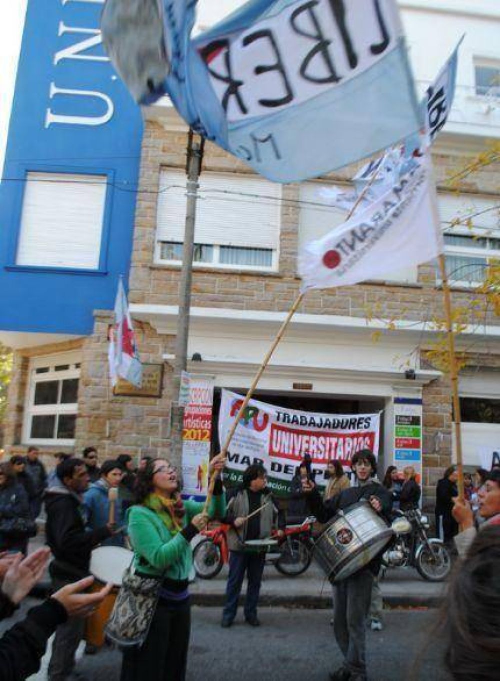 Alumnos universitarios cortaron la calle frente al Rectorado en reclamo de mejores condiciones para estudiar