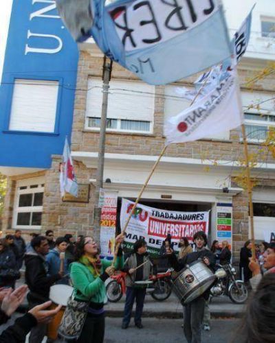 Alumnos universitarios cortaron la calle frente al Rectorado en reclamo de mejores condiciones para estudiar
