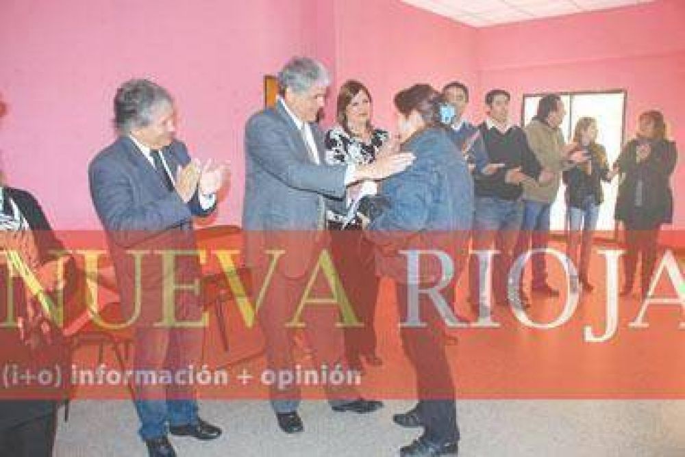 Anuncian 40 kil�metros m�s de tendido el�ctrico rural