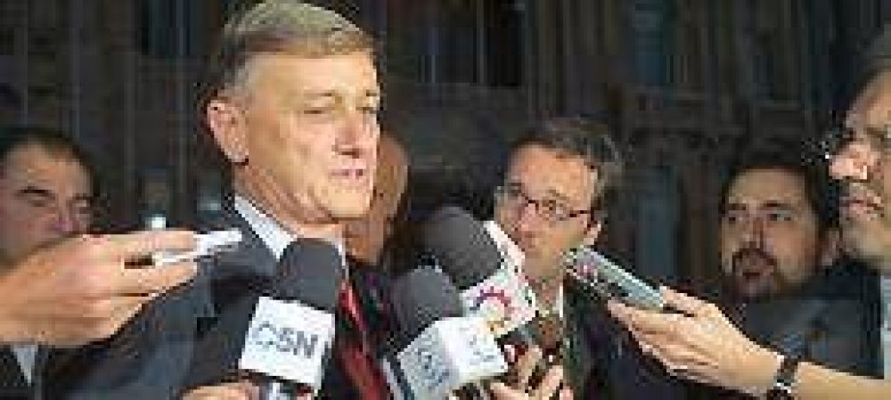 Binner congela salarios del personal de gabinete y recorta los vi�ticos 