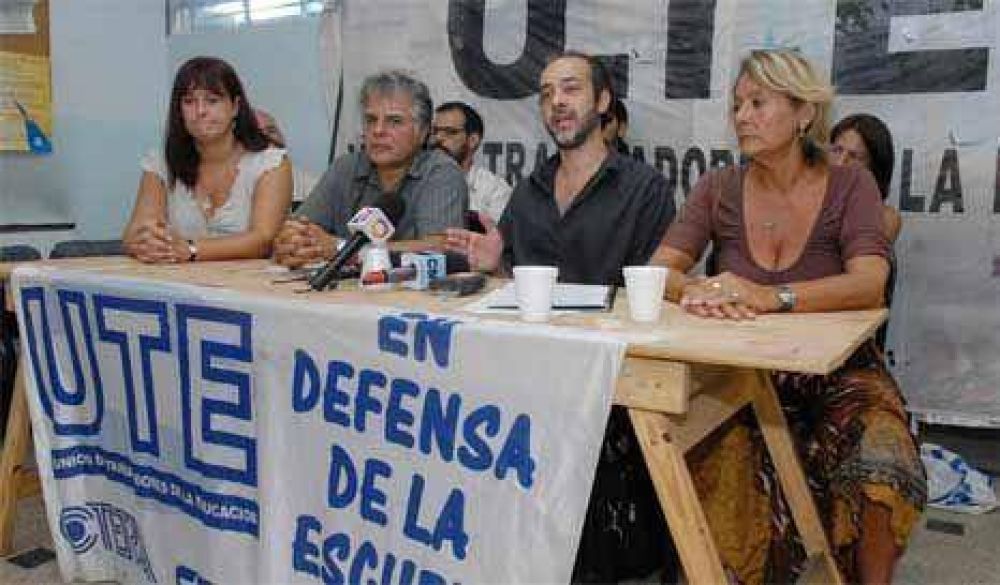 Los docentes porte�os piden una mesa de discusi�n salarial 