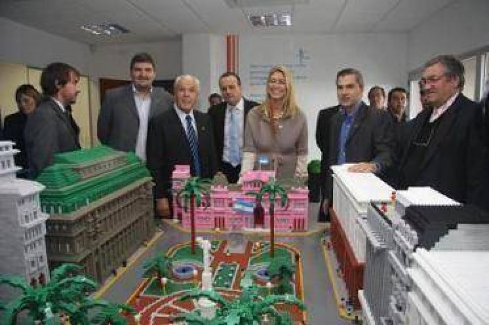 Inauguraci�n de f�brica de juguetes en Lomas del Mirador