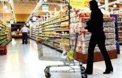 Ropa, turismo y salidas encabezan los gastos que recortan los juninenses