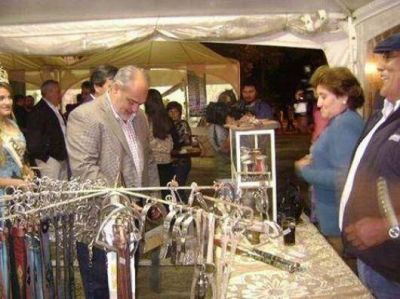Radiante sol ilumin� las obras de manos art�fices de la artesan�a regional