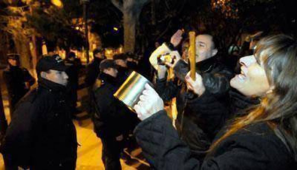 Un Gobernador en Problemas: Fue contundente el cacerolazo contra el atraso salarial