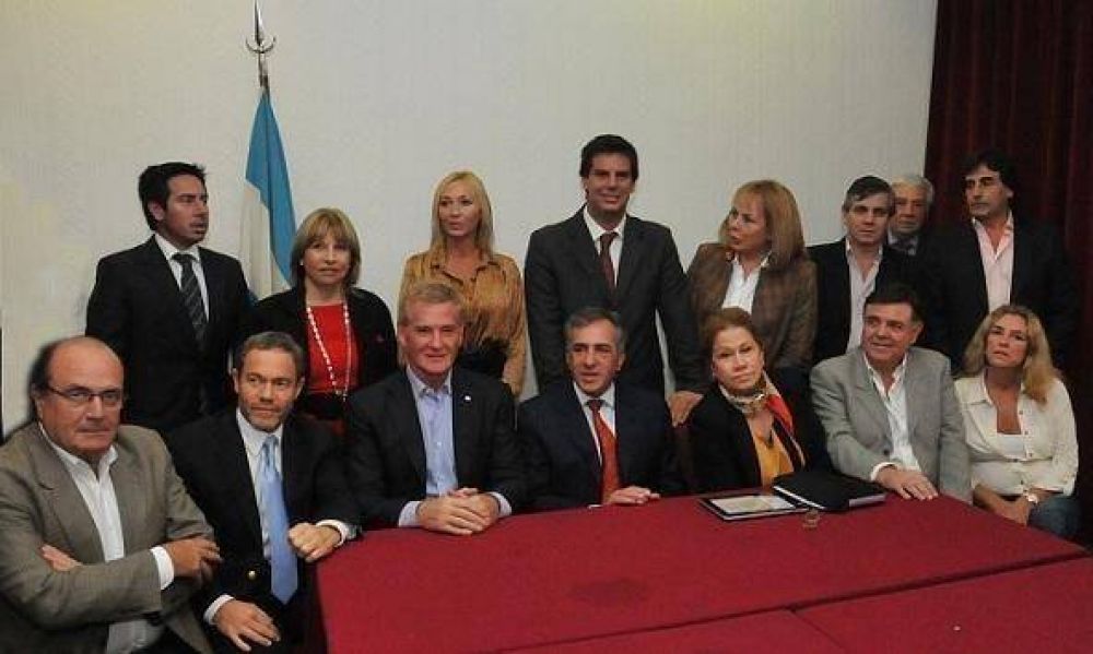 De Narv�ez y Cariglino lanzaron la Agrupaci�n Frente Unidad Peronista